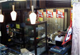 2000年旧店舗　閉店セール中の様子ほとんど売れて商品がありません。写真にある証明まで売れました。