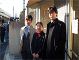 俳優中村俊介さんと一緒に店の前で。まん中は　二代目婦人